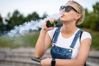 I po letech zákazu lidé na zastávkách kouří dál. Hrozí jim pokuta deset tisíc - Novinky